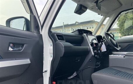 Toyota Roomy I, 2023 год, 1 070 000 рублей, 10 фотография