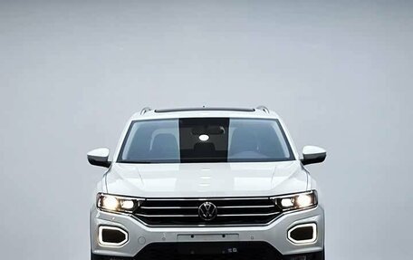 Volkswagen T-Roc I, 2023 год, 1 860 000 рублей, 3 фотография