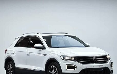Volkswagen T-Roc I, 2023 год, 1 860 000 рублей, 2 фотография