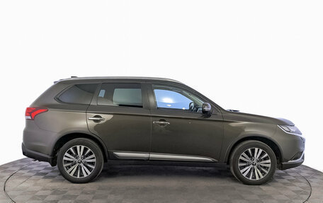 Mitsubishi Outlander III рестайлинг 3, 2021 год, 2 675 000 рублей, 4 фотография