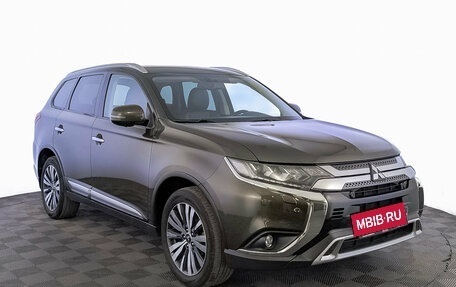 Mitsubishi Outlander III рестайлинг 3, 2021 год, 2 675 000 рублей, 3 фотография