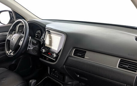 Mitsubishi Outlander III рестайлинг 3, 2021 год, 2 675 000 рублей, 13 фотография