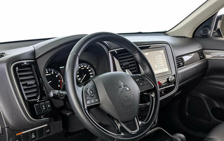 Mitsubishi Outlander III рестайлинг 3, 2021 год, 2 675 000 рублей, 15 фотография