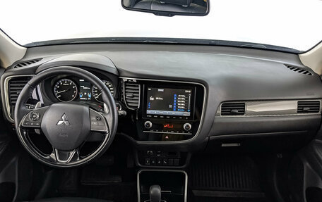 Mitsubishi Outlander III рестайлинг 3, 2021 год, 2 675 000 рублей, 14 фотография