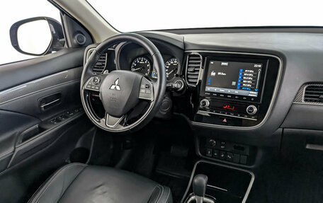 Mitsubishi Outlander III рестайлинг 3, 2021 год, 2 675 000 рублей, 29 фотография