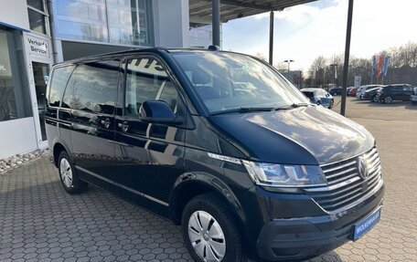 Volkswagen Caravelle T6 рестайлинг, 2023 год, 4 600 000 рублей, 2 фотография