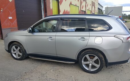 Mitsubishi Outlander III рестайлинг 3, 2013 год, 1 400 000 рублей, 4 фотография