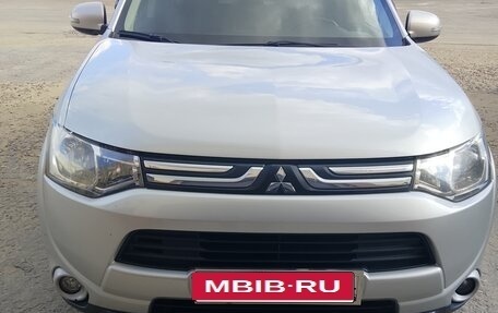 Mitsubishi Outlander III рестайлинг 3, 2013 год, 1 400 000 рублей, 8 фотография