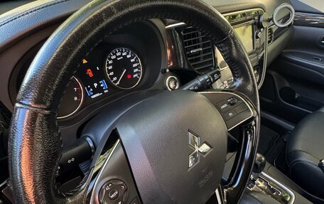 Mitsubishi Outlander III рестайлинг 3, 2016 год, 1 750 000 рублей, 16 фотография