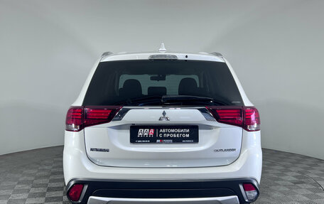 Mitsubishi Outlander III рестайлинг 3, 2018 год, 1 925 000 рублей, 6 фотография