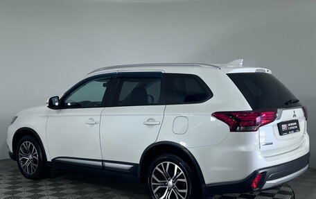 Mitsubishi Outlander III рестайлинг 3, 2018 год, 1 925 000 рублей, 7 фотография