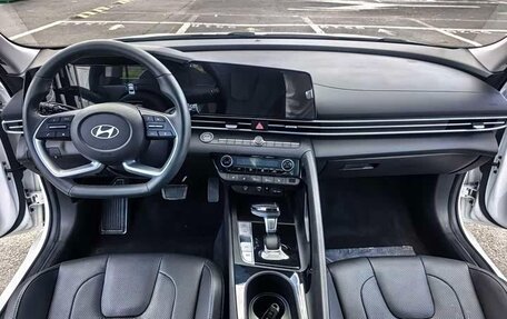 Hyundai Elantra, 2023 год, 1 360 000 рублей, 13 фотография