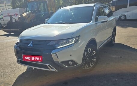 Mitsubishi Outlander III рестайлинг 3, 2021 год, 2 470 000 рублей, 1 фотография
