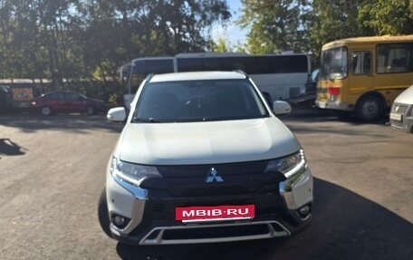 Mitsubishi Outlander III рестайлинг 3, 2021 год, 2 470 000 рублей, 2 фотография