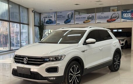 Volkswagen T-Roc I, 2023 год, 1 800 000 рублей, 1 фотография