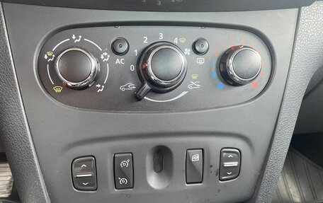 Renault Logan II, 2015 год, 620 000 рублей, 10 фотография