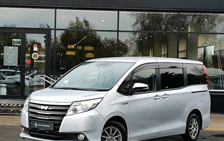 Toyota Noah III, 2016 год, 1 689 000 рублей, 1 фотография