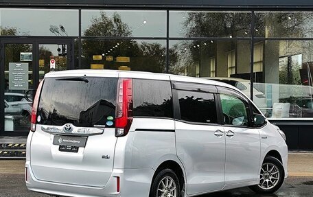 Toyota Noah III, 2016 год, 1 689 000 рублей, 2 фотография