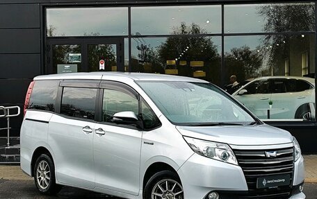 Toyota Noah III, 2016 год, 1 689 000 рублей, 3 фотография