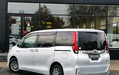 Toyota Noah III, 2016 год, 1 689 000 рублей, 4 фотография