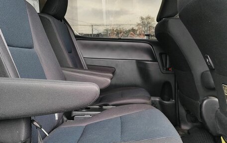Toyota Noah III, 2016 год, 1 689 000 рублей, 14 фотография