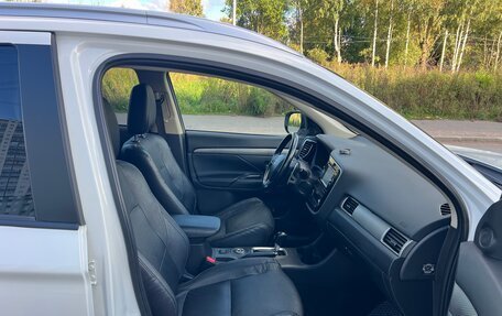 Mitsubishi Outlander III рестайлинг 3, 2014 год, 1 530 000 рублей, 9 фотография