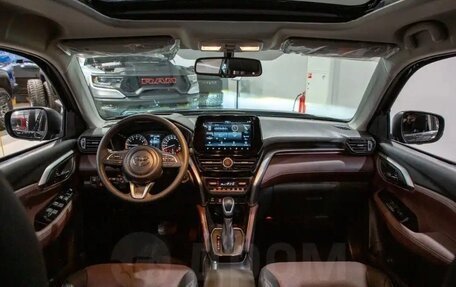 Toyota Urban Cruiser, 2023 год, 3 000 000 рублей, 16 фотография