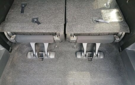 Toyota ISis I, 2011 год, 1 050 000 рублей, 25 фотография