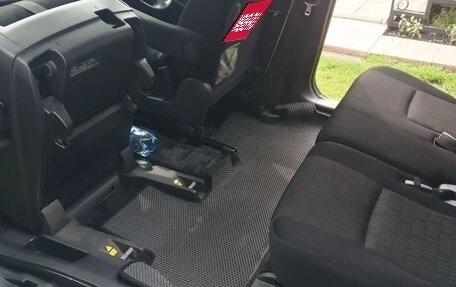 Toyota ISis I, 2011 год, 1 050 000 рублей, 24 фотография