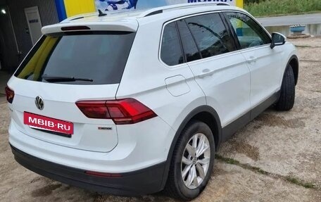Volkswagen Tiguan II, 2020 год, 2 350 000 рублей, 2 фотография