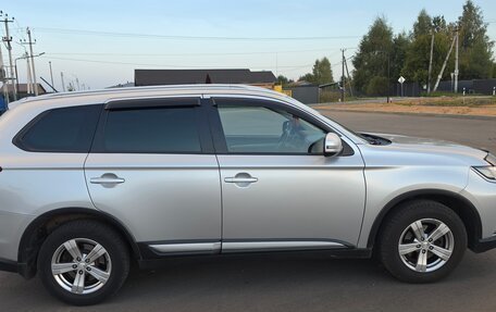 Mitsubishi Outlander III рестайлинг 3, 2016 год, 1 795 000 рублей, 3 фотография