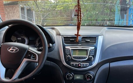 Hyundai Solaris II рестайлинг, 2013 год, 900 000 рублей, 10 фотография