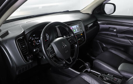 Mitsubishi Outlander III рестайлинг 3, 2018 год, 2 140 000 рублей, 15 фотография