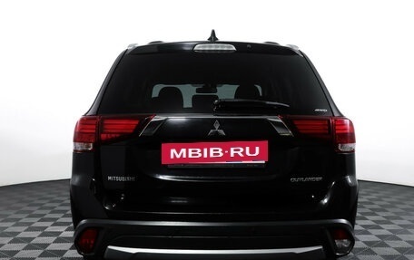 Mitsubishi Outlander III рестайлинг 3, 2018 год, 2 140 000 рублей, 6 фотография