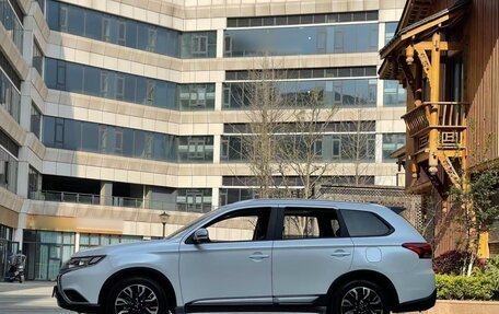 Mitsubishi Outlander III рестайлинг 3, 2020 год, 3 300 000 рублей, 4 фотография