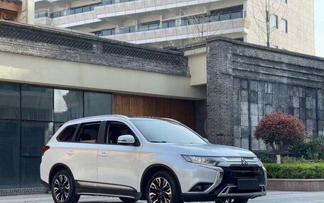 Mitsubishi Outlander III рестайлинг 3, 2020 год, 3 300 000 рублей, 3 фотография