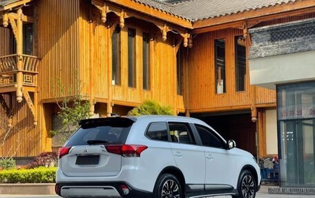 Mitsubishi Outlander III рестайлинг 3, 2020 год, 3 300 000 рублей, 5 фотография