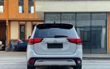 Mitsubishi Outlander III рестайлинг 3, 2020 год, 3 300 000 рублей, 6 фотография
