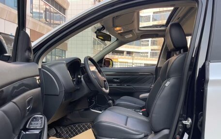 Mitsubishi Outlander III рестайлинг 3, 2020 год, 3 300 000 рублей, 11 фотография