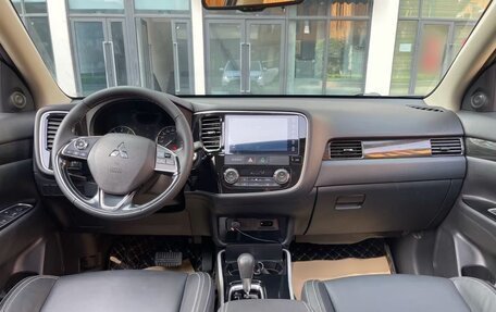 Mitsubishi Outlander III рестайлинг 3, 2020 год, 3 300 000 рублей, 9 фотография