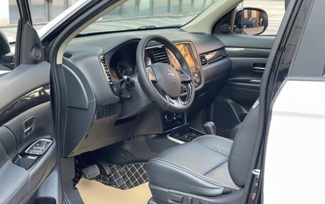 Mitsubishi Outlander III рестайлинг 3, 2020 год, 3 300 000 рублей, 10 фотография