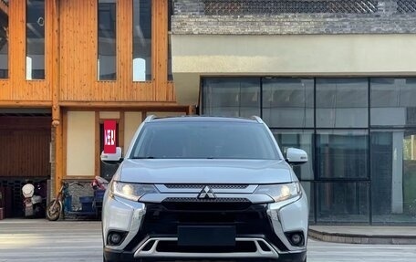 Mitsubishi Outlander III рестайлинг 3, 2020 год, 3 300 000 рублей, 2 фотография
