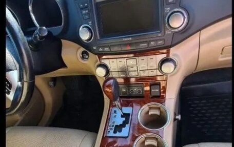 Toyota Highlander III, 2011 год, 1 900 000 рублей, 8 фотография