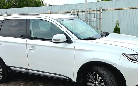 Mitsubishi Outlander III рестайлинг 3, 2020 год, 2 290 000 рублей, 3 фотография