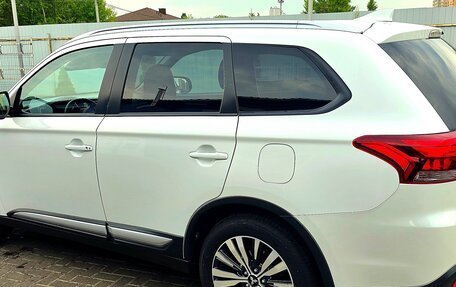 Mitsubishi Outlander III рестайлинг 3, 2020 год, 2 290 000 рублей, 5 фотография