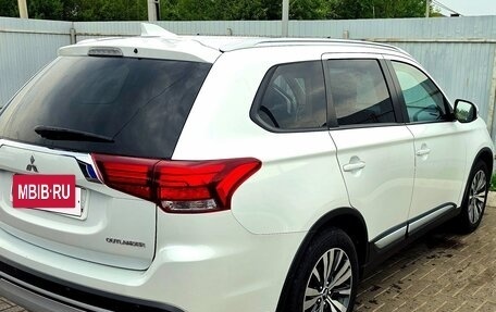 Mitsubishi Outlander III рестайлинг 3, 2020 год, 2 290 000 рублей, 6 фотография