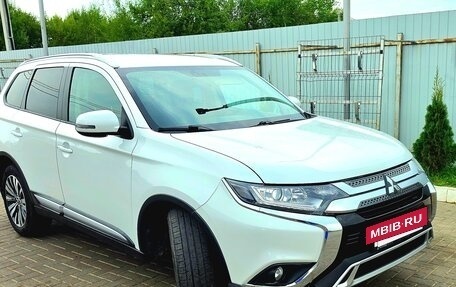 Mitsubishi Outlander III рестайлинг 3, 2020 год, 2 290 000 рублей, 2 фотография