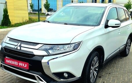 Mitsubishi Outlander III рестайлинг 3, 2020 год, 2 290 000 рублей, 4 фотография