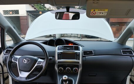 Toyota Verso I, 2013 год, 1 600 000 рублей, 26 фотография