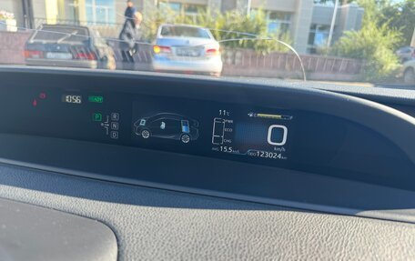 Toyota Prius IV XW50, 2016 год, 1 700 000 рублей, 28 фотография